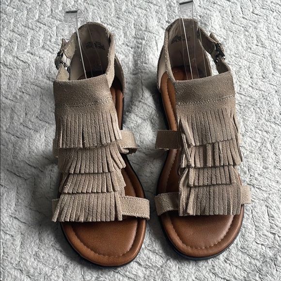 Minnetonka Fringe Suede Sandals - Tan Size 9 NWOT - Picture 1 of 8